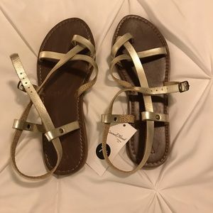 Gold Universal Thread Sandals (Size 7.5)
